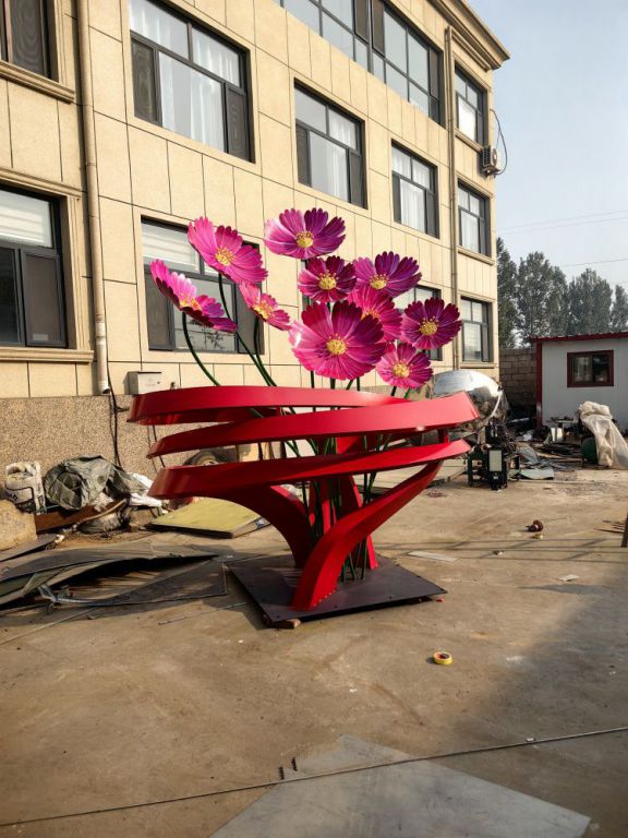 彩绘花朵雕塑在不同文化中有哪些不同的表现