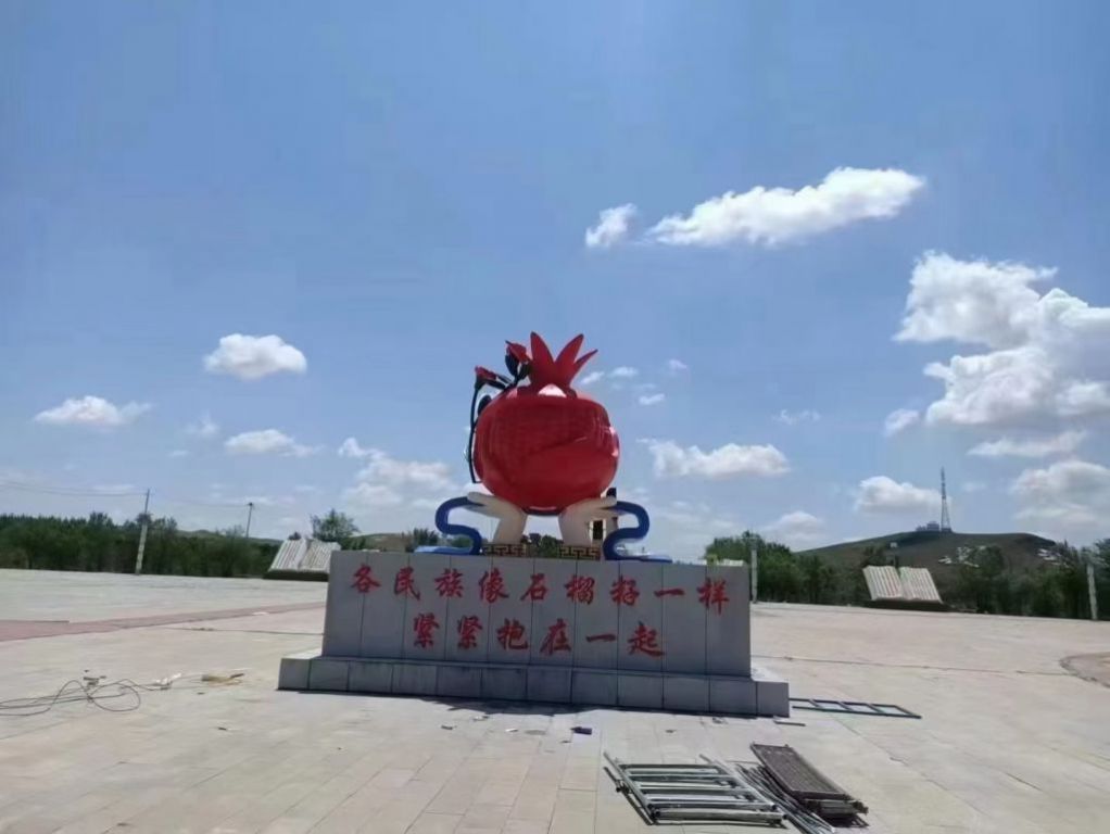 不锈钢石榴雕塑在商业空间中除了装饰作用，还能带来哪些价值