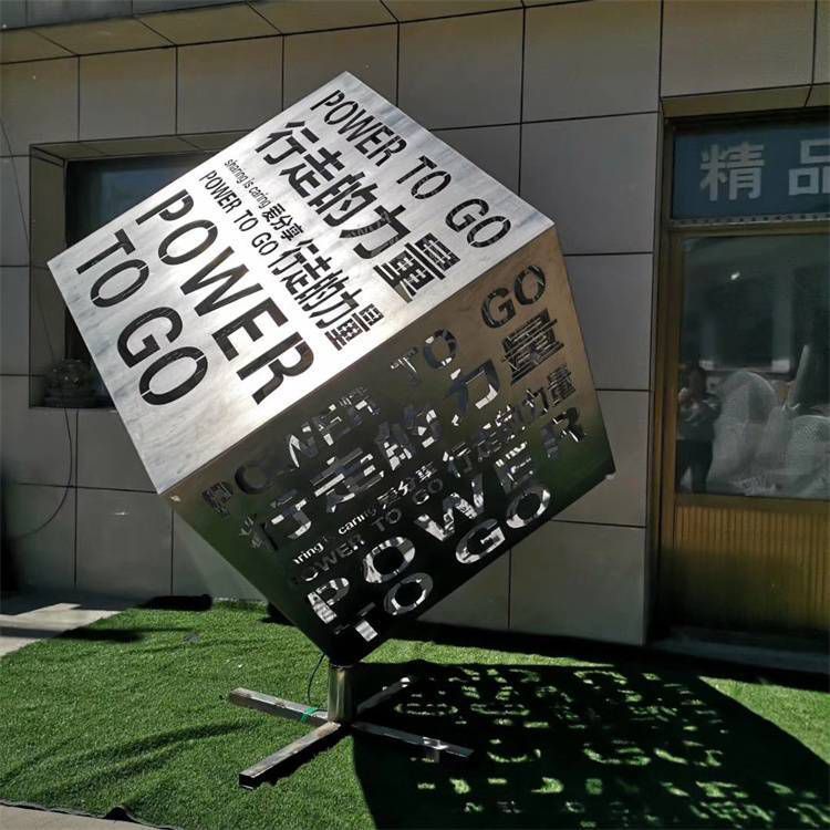 如何通过创意魔方雕塑表达特定的文化主题或地域特色