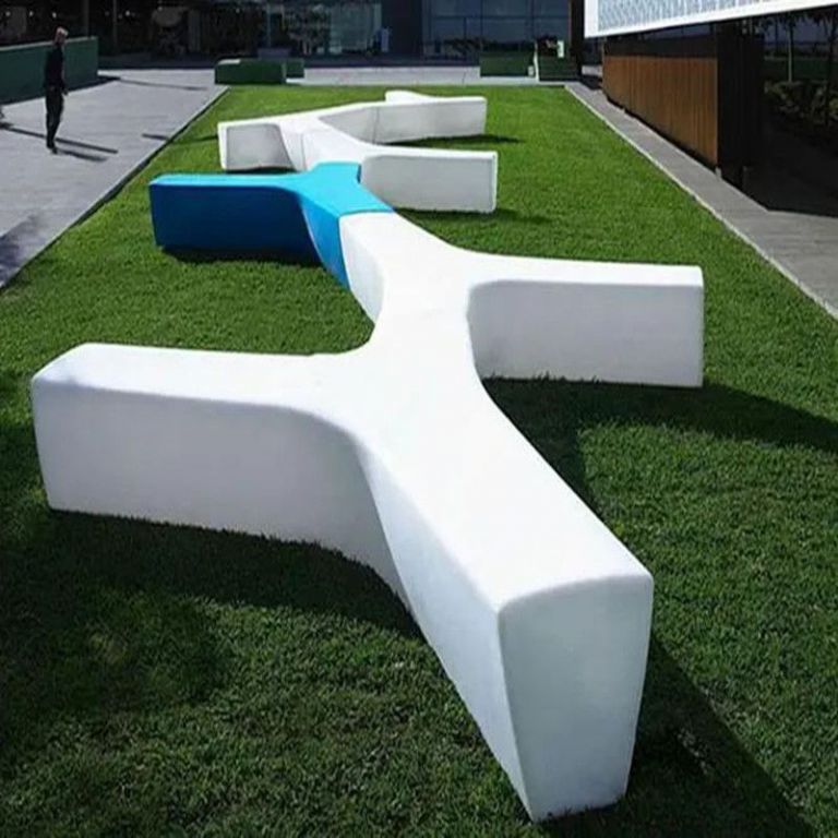 坐凳雕塑的设计如何适配不同人群（老人、儿童、残疾人）的需求