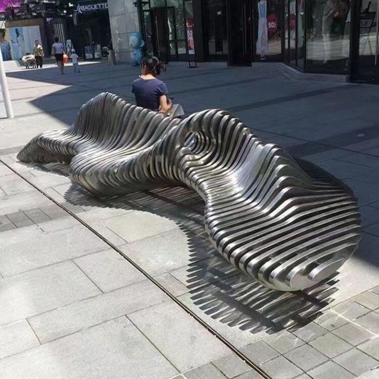 小型坐凳雕塑与大型坐凳雕塑的设计重点有何区别