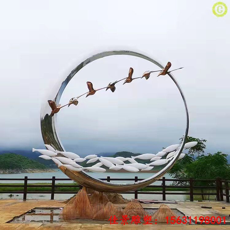 不锈钢圆环和鱼群雕塑