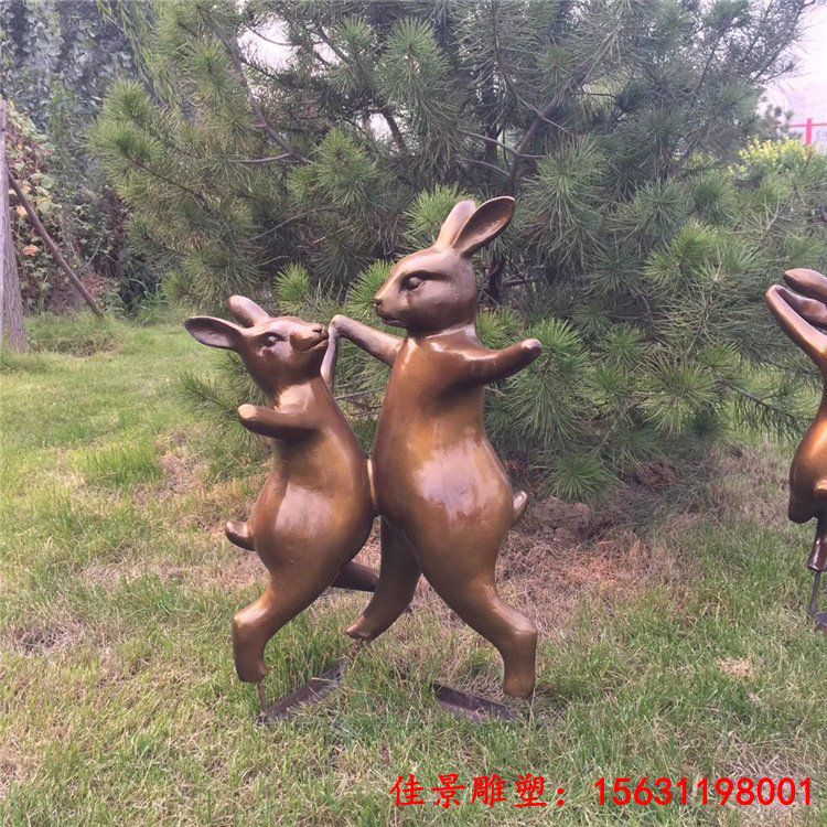 玻璃钢仿铜卡通玩耍兔子雕塑