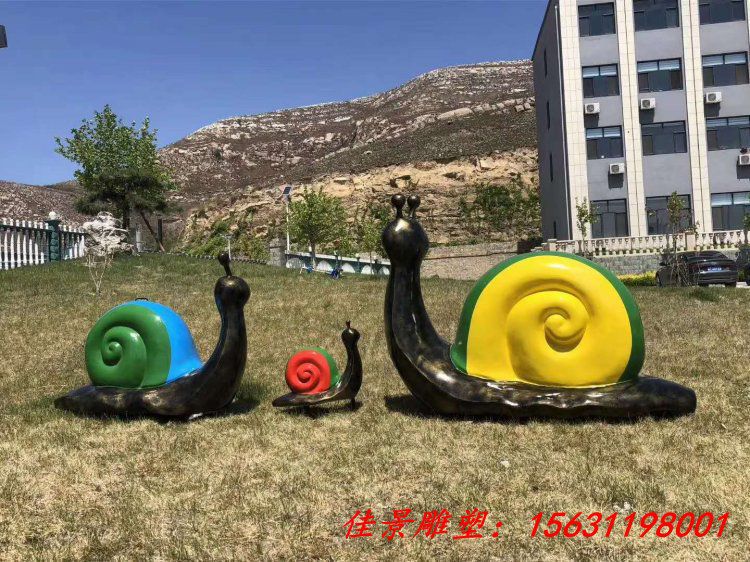 公园仿真动物玻璃钢彩绘蜗牛一家雕塑