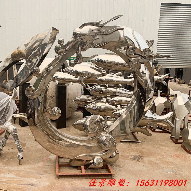 金属不锈钢圆环和鱼群雕塑