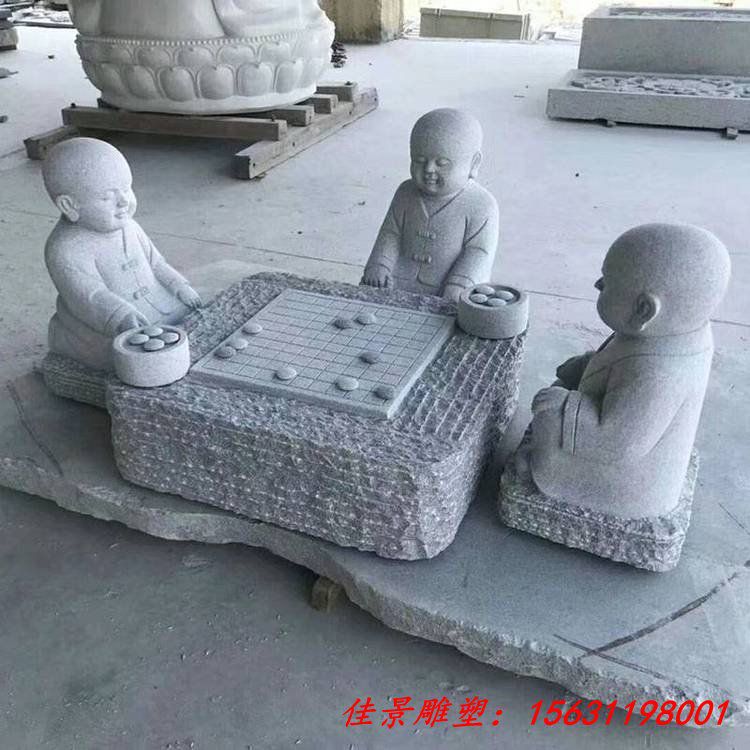石雕下象棋小沙弥人物雕塑