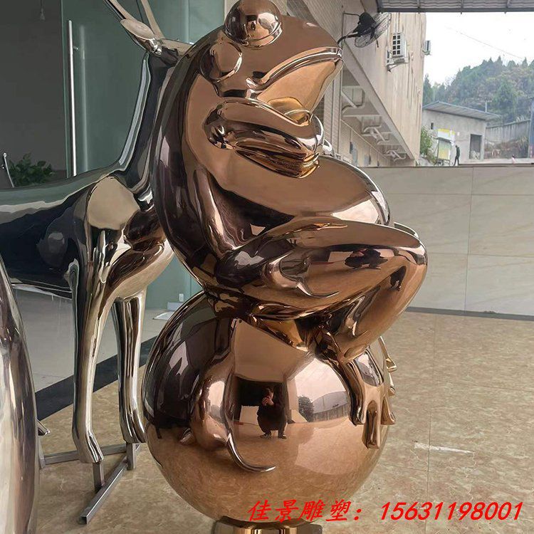 不锈钢镜面坐球青蛙雕塑