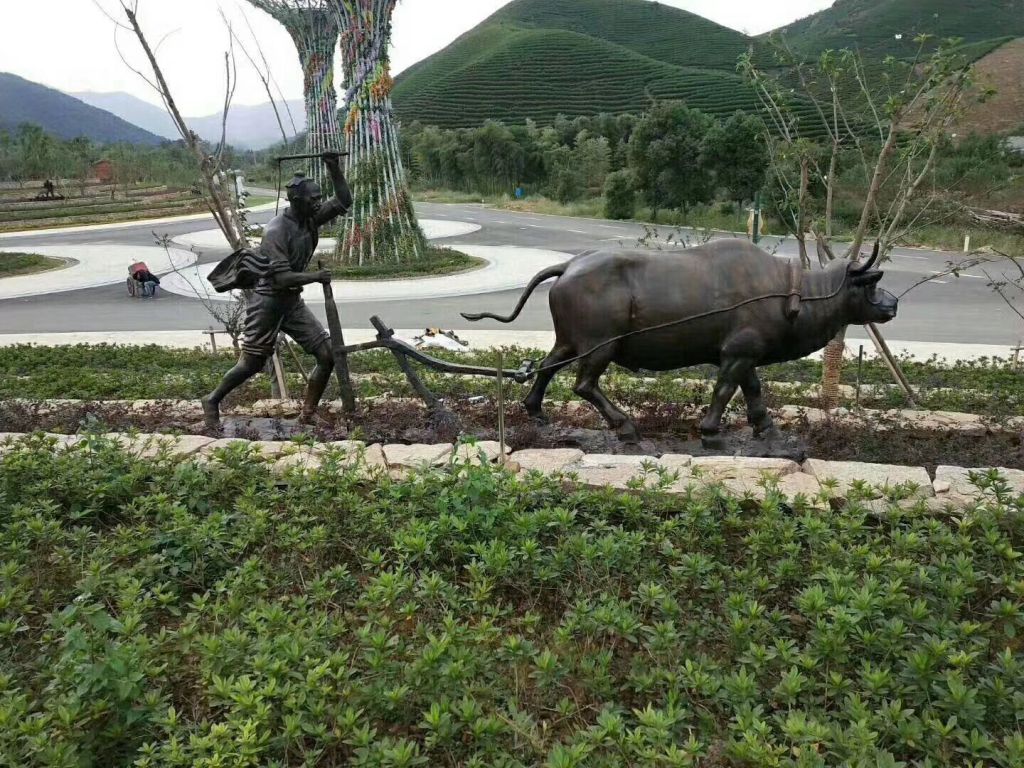 农耕耕地牛小区铜雕