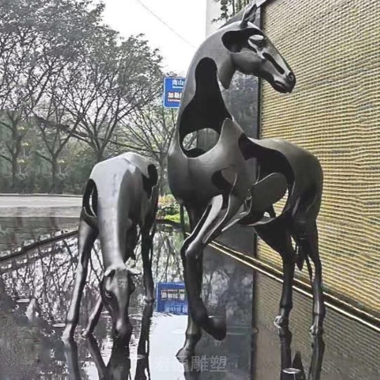 抽象情侣马景区铜雕