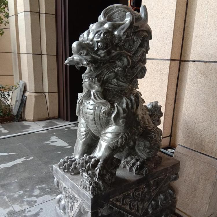 踩球麒麟标志景观铜雕