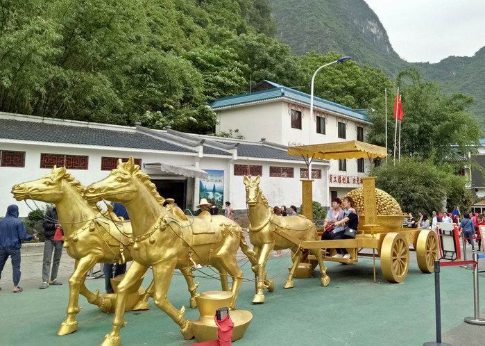 古代马车抽象景观铜雕