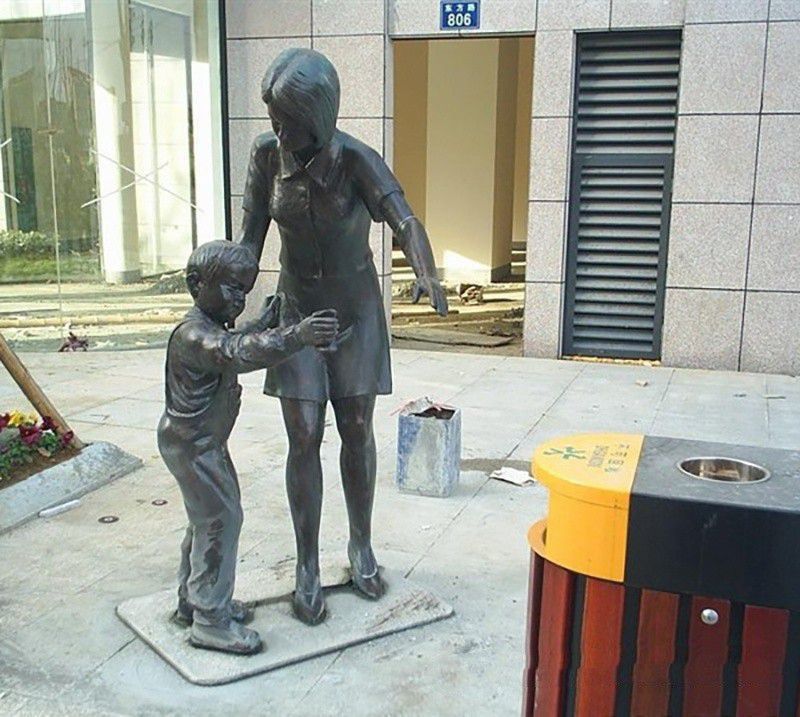 妈妈教孩子扔垃圾铜雕
