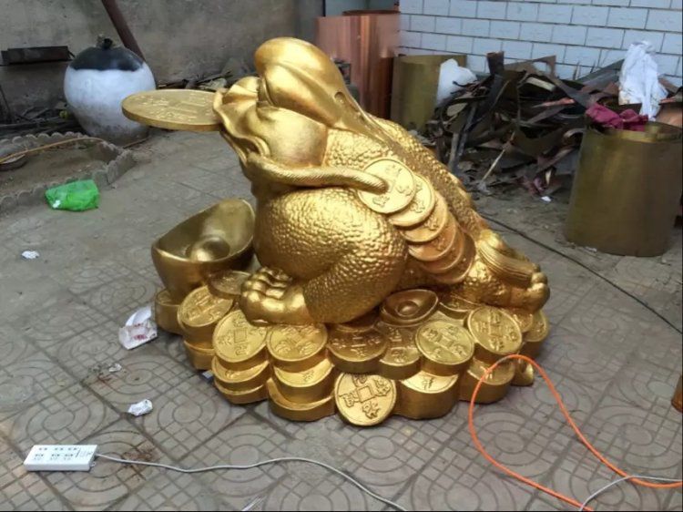 金色金蟾标志抽象铜雕