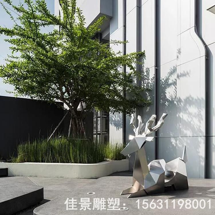 卧姿鹿街边不锈钢雕塑