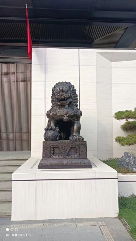 踩球狮子街边标志铜雕