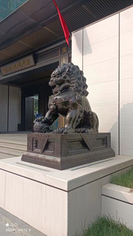 踩球狮子商场标志铜雕
