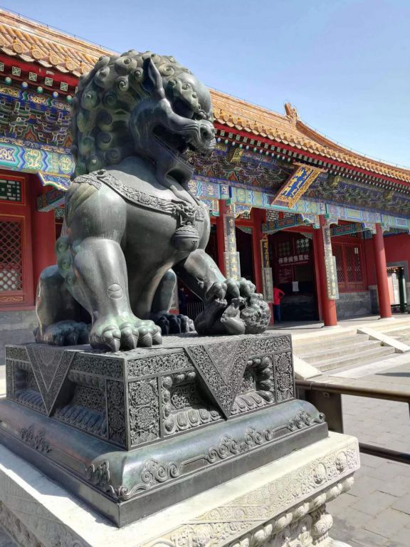 踩球狮子别墅标志铜雕