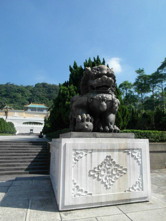 踩球狮子园林标志铜雕