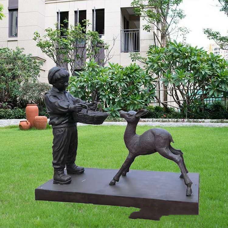 儿童与小鹿景观铜雕