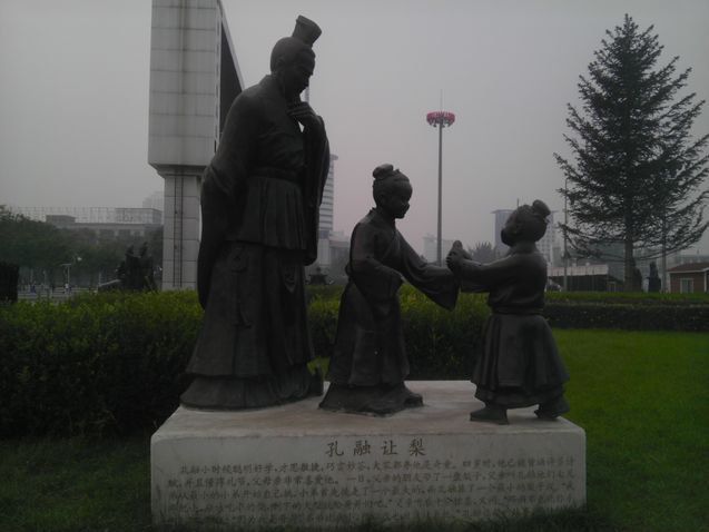 孔融让梨成语典故铜雕