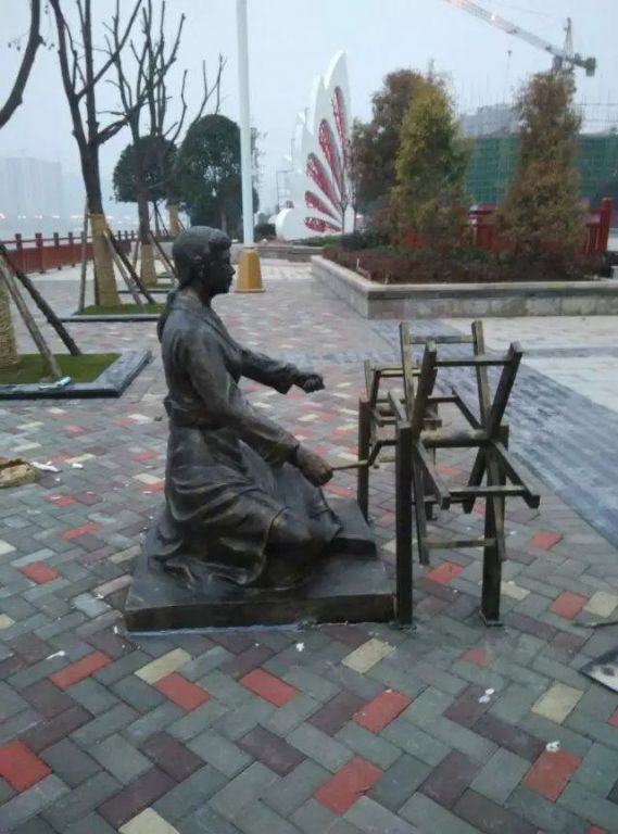 纺织人物商场景观铜雕
