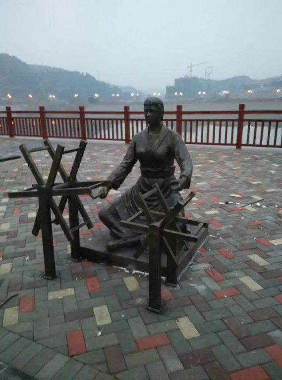 纺织人物户外景观铜雕