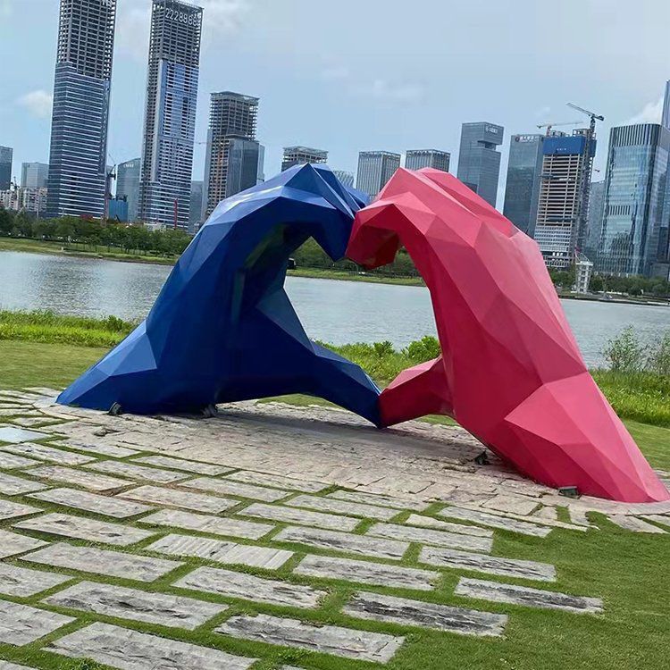彩绘爱心公园不锈钢雕塑