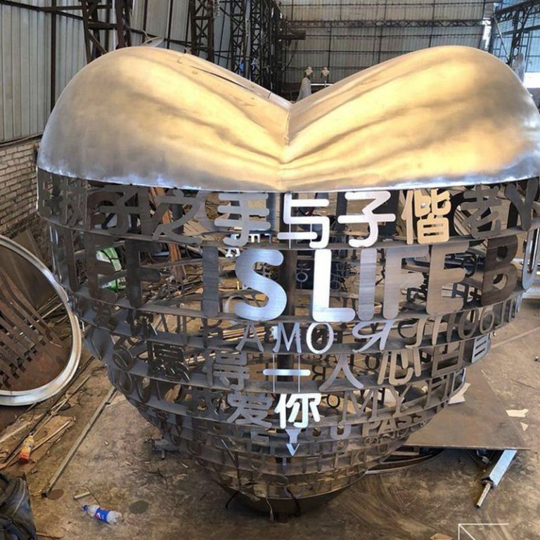 彩绘爱心广场不锈钢雕塑
