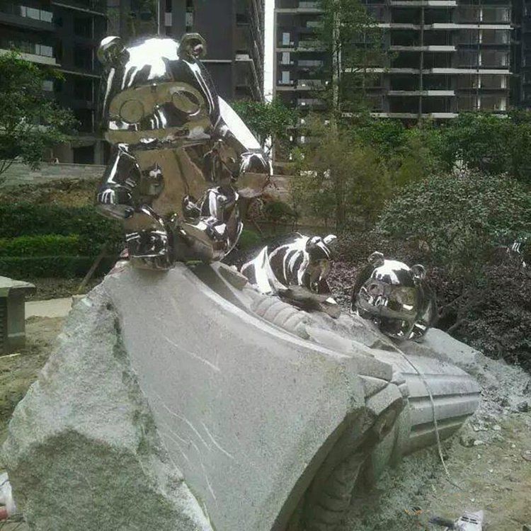 不锈钢镜面熊猫景观雕塑