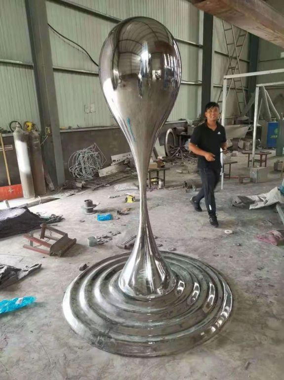 不锈钢镜面水滴别墅雕塑