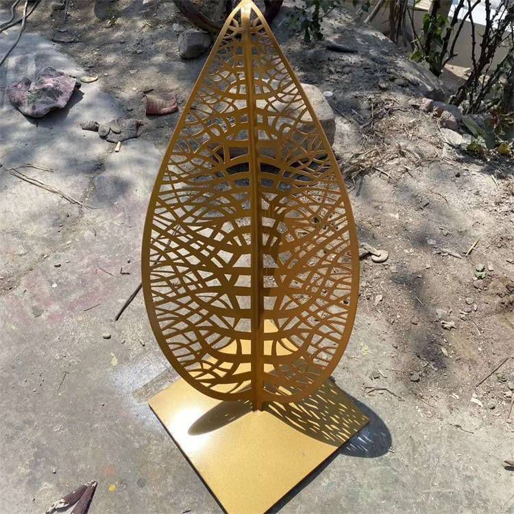 不锈钢彩绘树叶镂空雕塑
