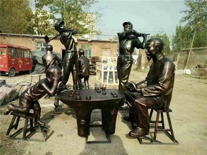 祖孙俩下象棋园林铜雕
