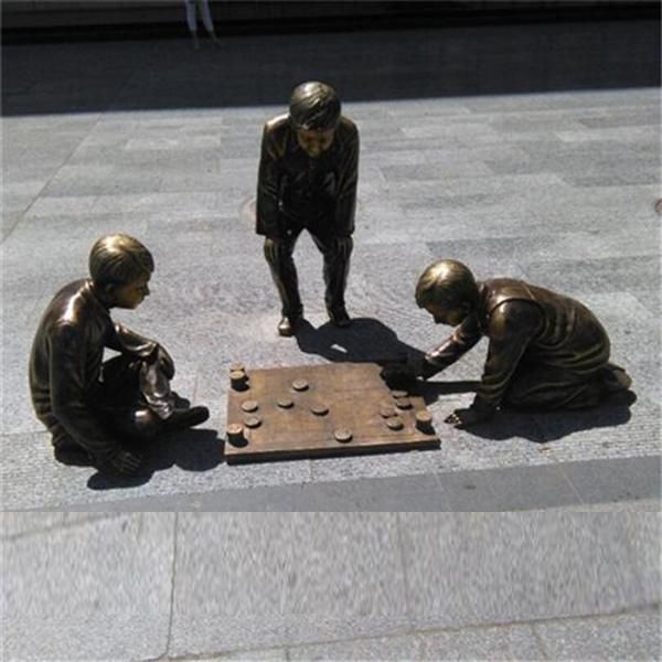 祖孙俩下象棋广场铜雕