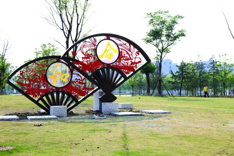 不锈钢彩绘扇子城市雕塑