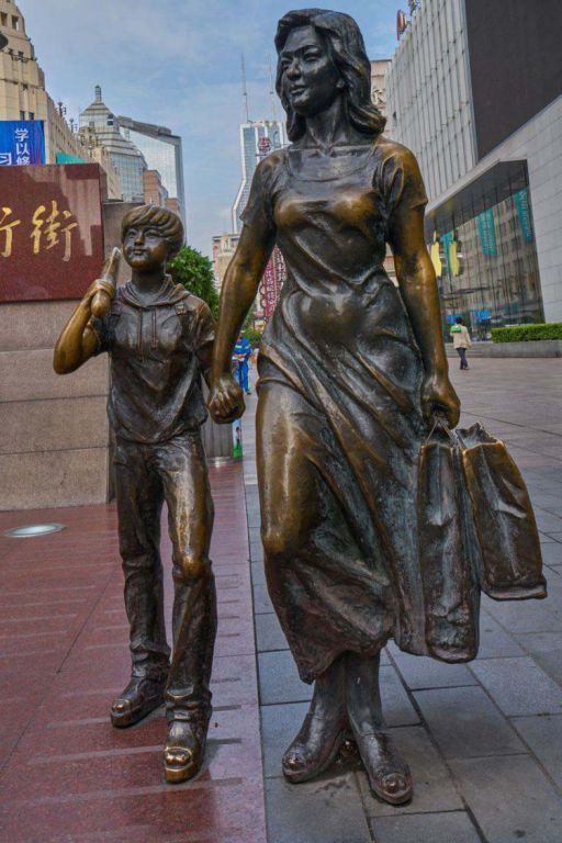 城市步行街景观人物铜雕