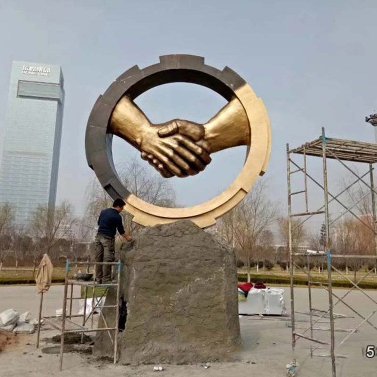 不锈钢握手合作雕塑