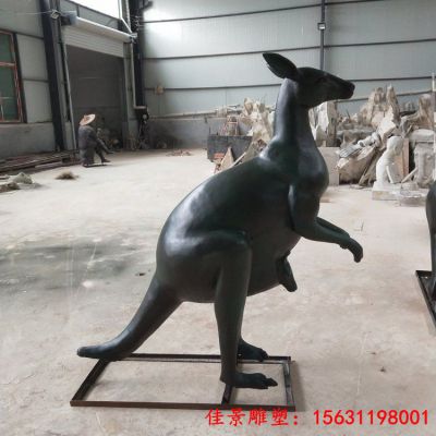 玻璃钢袋鼠雕塑公园仿铜动物摆件