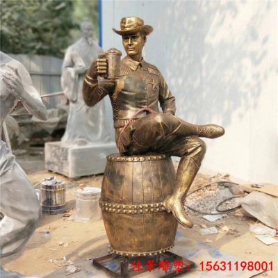 玻璃钢仿铜喝啤酒人物雕塑