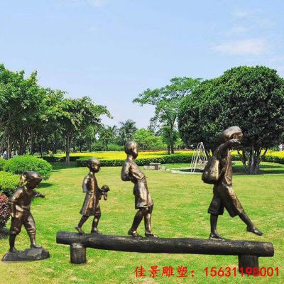 公园过独木桥的儿童铜雕