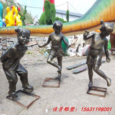 踢毽子玩耍的儿童铜雕