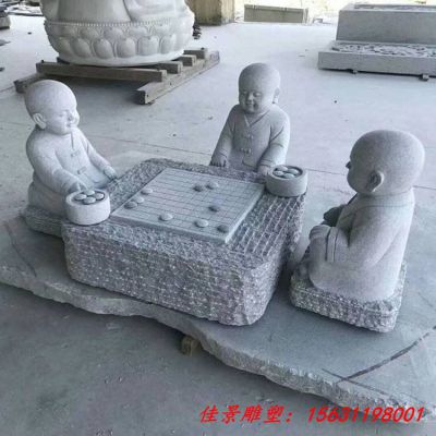 石雕下象棋小沙弥人物雕塑