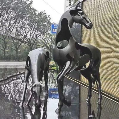 抽象情侣马景区铜雕