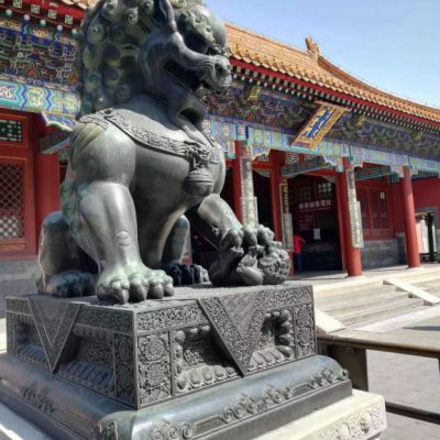 踩球狮子别墅标志铜雕