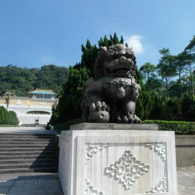 踩球狮子园林标志铜雕