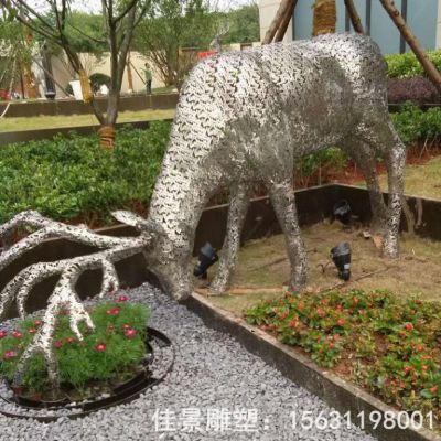不锈钢镂空低头鹿雕塑