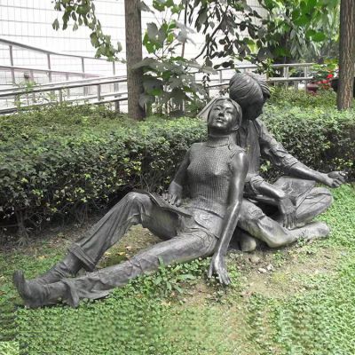 坐着聊天情侣抽象铜雕