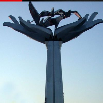 手托鸽子不锈钢景观雕塑